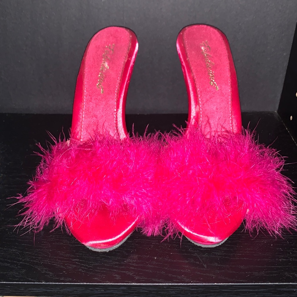 Low heel size ten, bright pink.